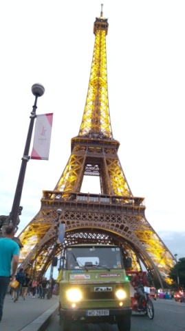 Jakaś wieża w Paryżu